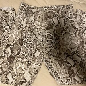 Victoria’s Secret V crossover leggings size 10 never worn